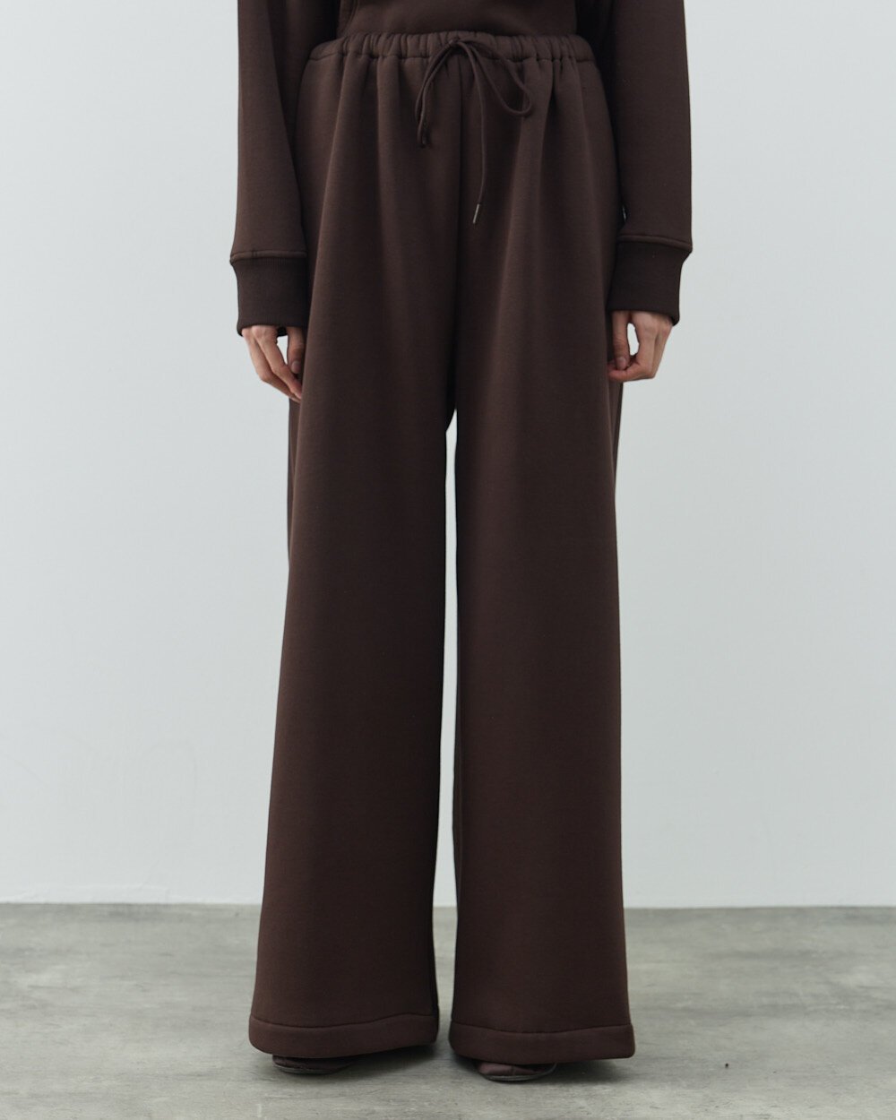 Şardonlu Üç İplik Wide Leg Bol Eşofman Altı Acı Kahve - 