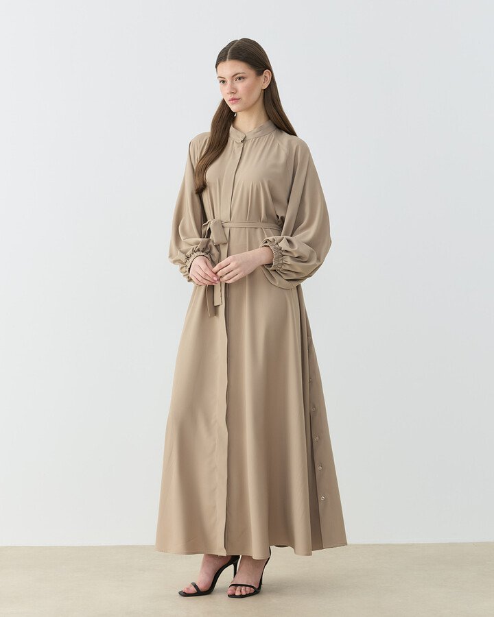 Krep Yandan Yırtmaçlı Düğmeli Abaya Bej - Aybikestil